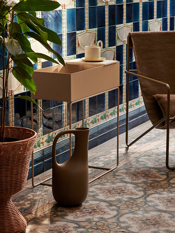 Plant Box de Ferm Living en Muebles Lara con complemento para sostener café