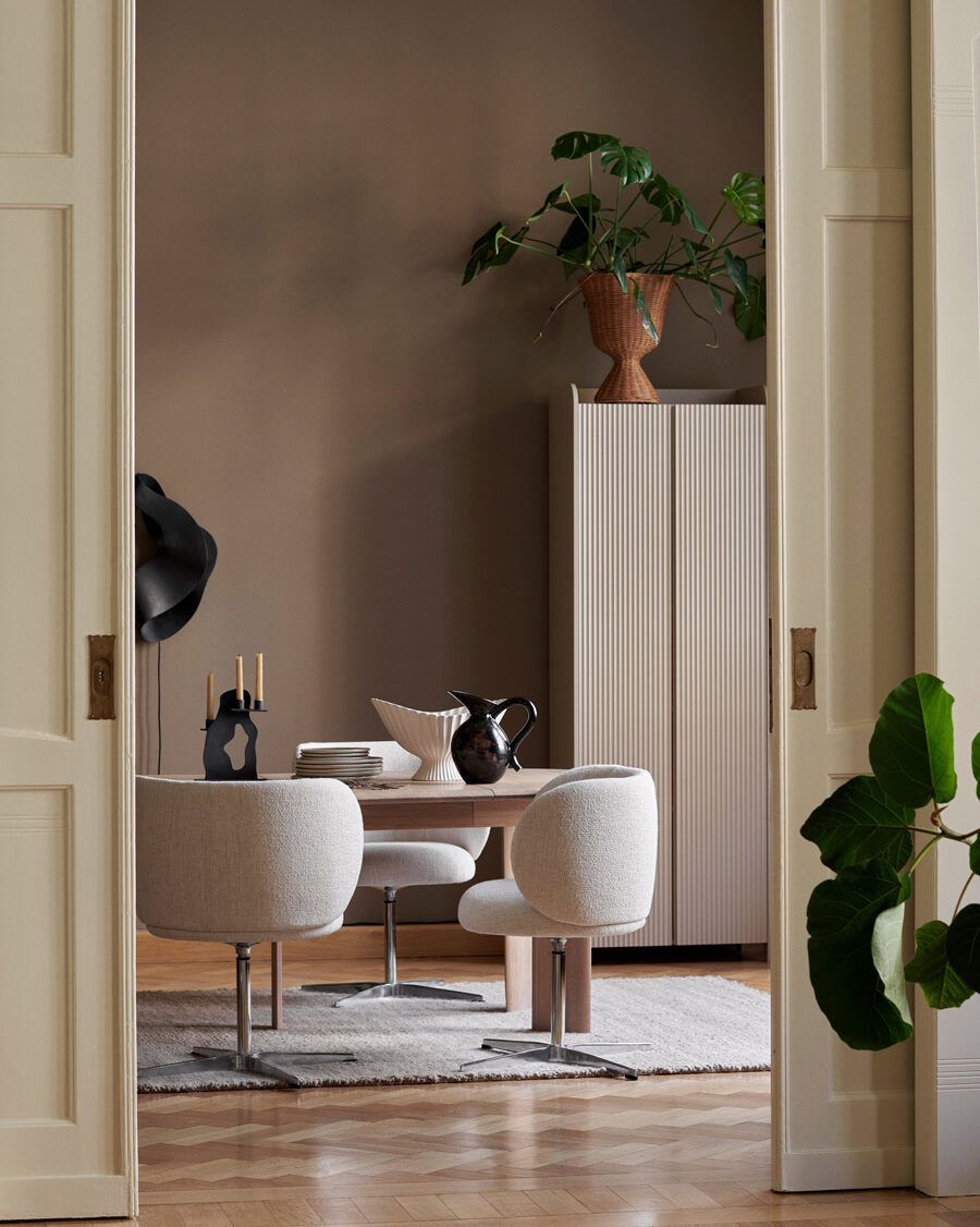 Comedor con sillas de comedor Rico Dinning Chair de Ferm Living