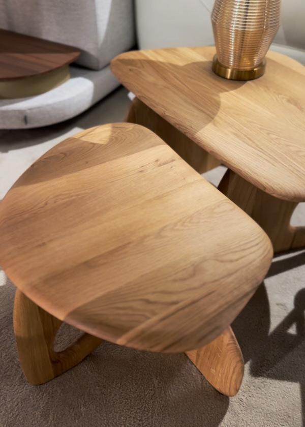 Mesas Oar de Ferm Living en la exposición de Muebles Lara Valencia.