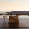 Mesa Napoleon Keramik Outdoor y sillas Greta de Cattelan Italia en exterior de casa de lujo.