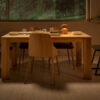comedor pequeño acogedor con muebles de madera cálida estilo moderno de la firma Pemi