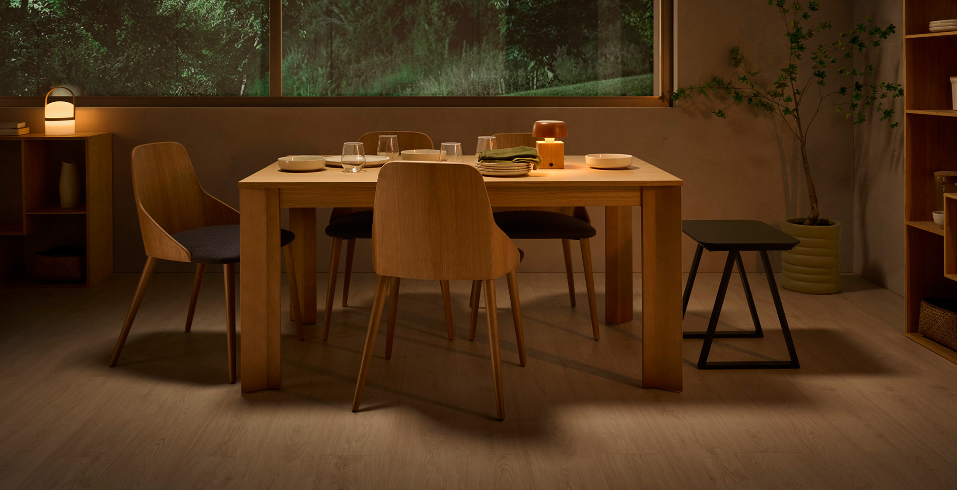 comedor pequeño acogedor con muebles de madera cálida estilo moderno de la firma Pemi