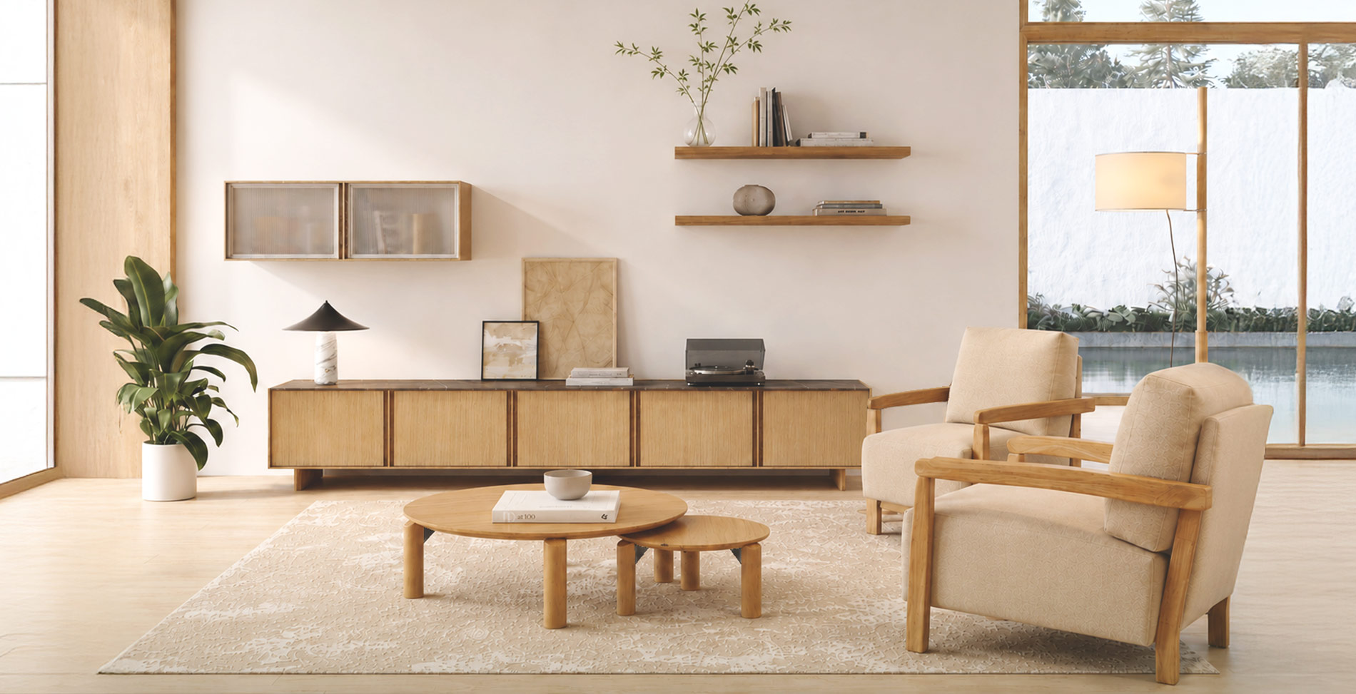 Ambiente de salón zen con muebles bajos de madera estilo Japandi: composición tv, mesas de centro redondas, alfombra grande con textura y butacas tapizadas en color crema.
