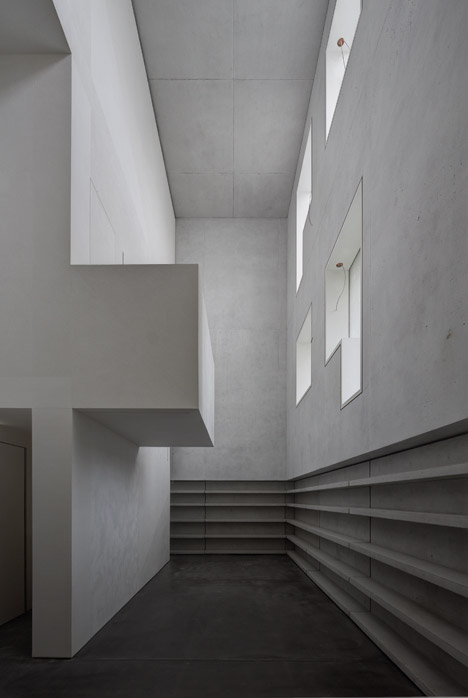 Espacio arquitectónico interior minimalista con el estilo y premisas del fundamentalismo del minimalismo de la escuela Bauhaus.
