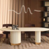 Salón lujoso y cálido italiano con mesa de comedor curva y sillas tapizadas curvas con detalles en dorado.