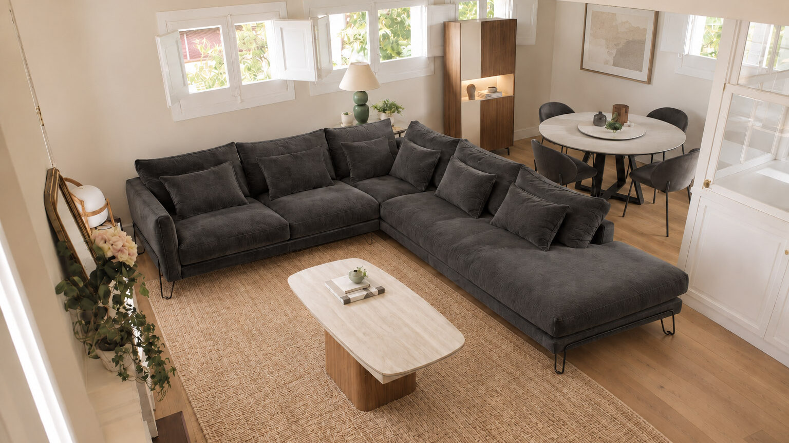 Ambiente de salón en forma de l amueblado con muebles de la marca Kazzano, Torresol y Teulat