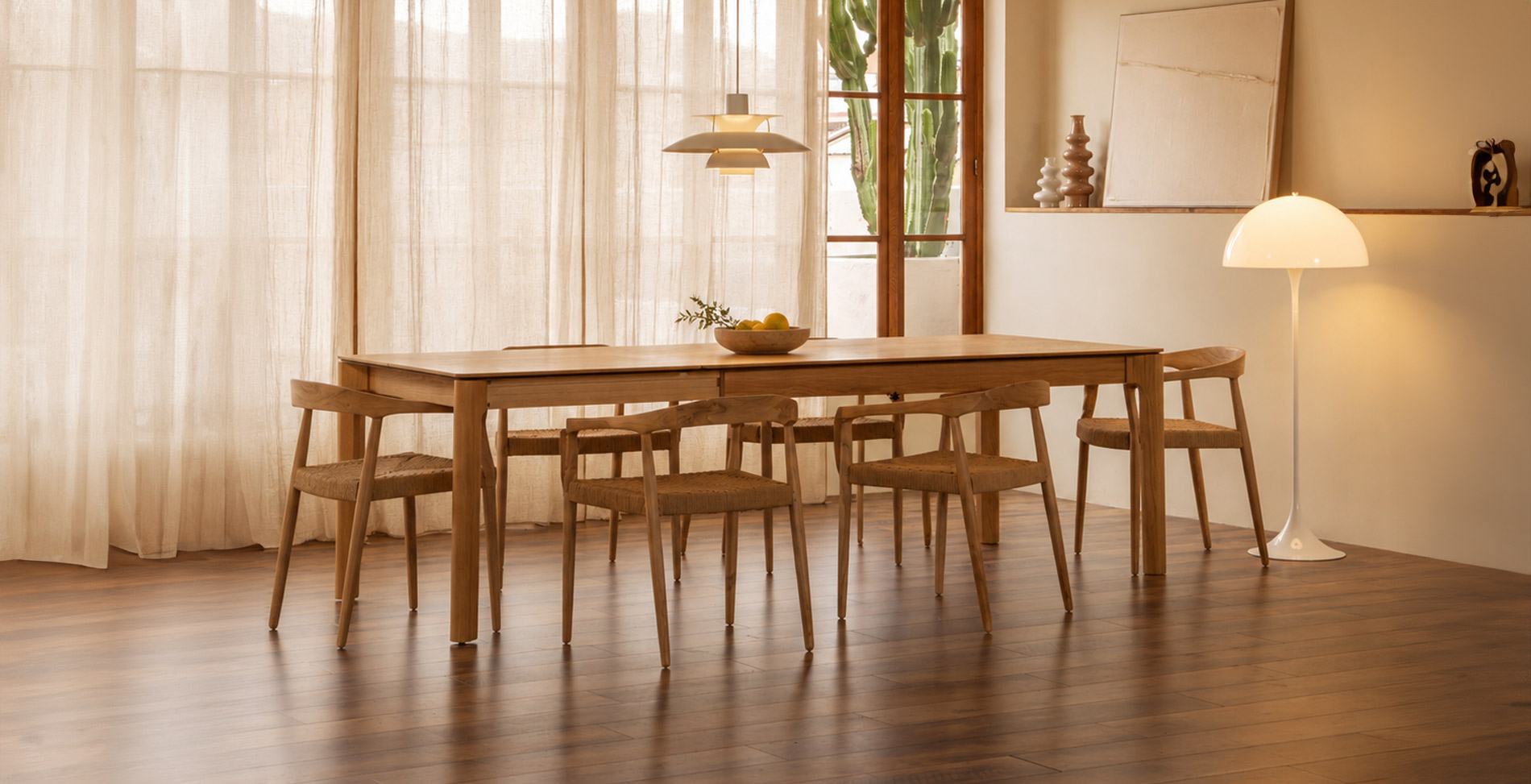 comedor estilo escandinavo cálido con mesa extensible de madera y sillas de madera anchas.