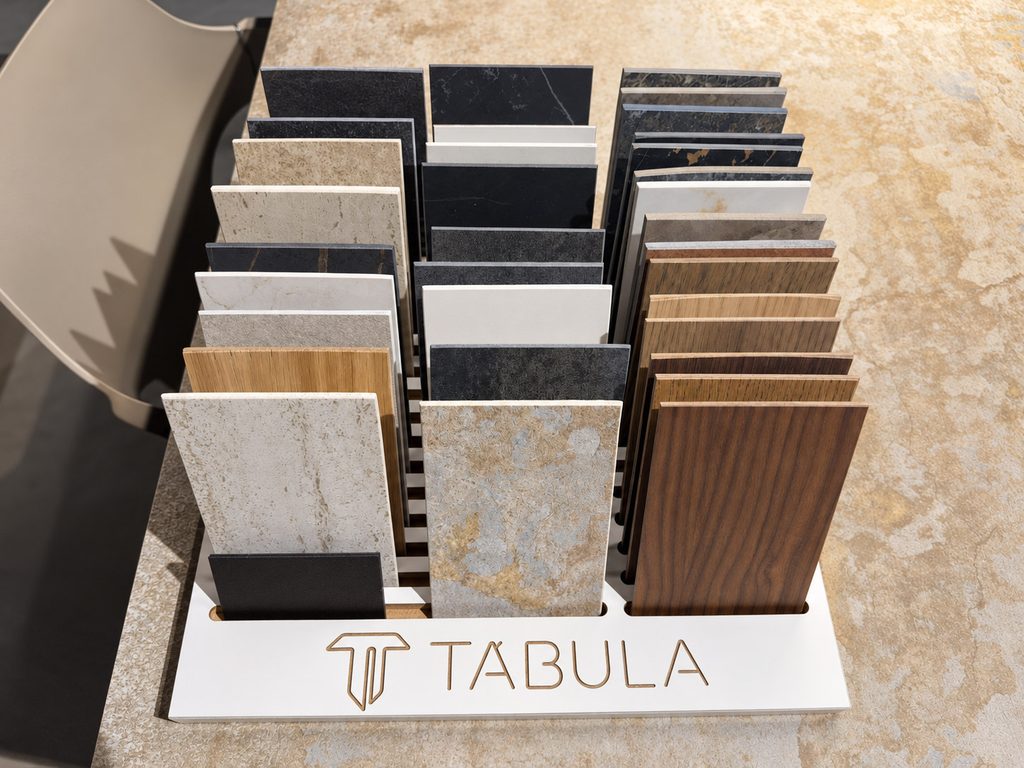 Muestras de los acabados de Tabula Furniture disponibles en la exposición de Muebles Lara