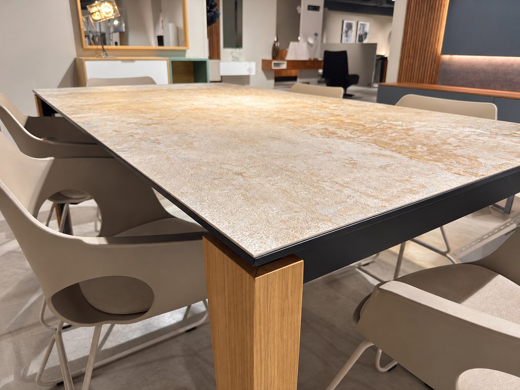 Vista detalle del sobre porcelánico de la mesa Edén de Tabula expuesta en Muebles Lara