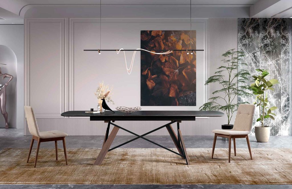 Mesa Laís de Tabula con sobre en porcelánico y vista de ambiente con dos sillas tapizadas