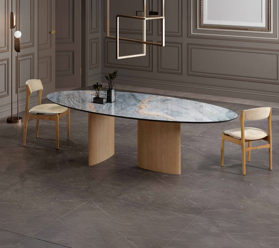 Mesa Olive de Tabula con sobre en porcelánico Infinity y estructura en roble y vista de ambiente con sillas